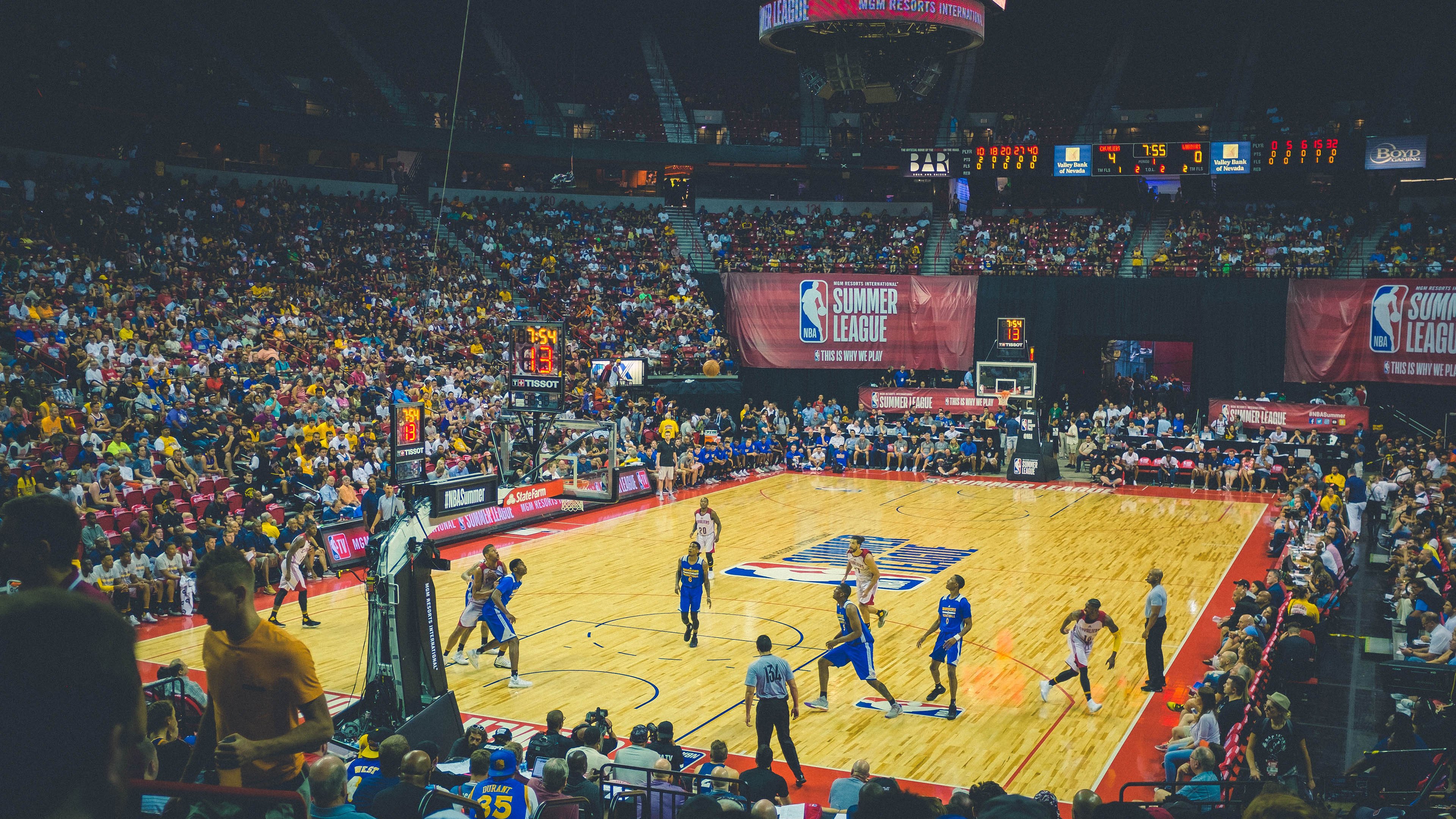 森林狼训练日球迷提前排队争睹球星风采,森林狼球员